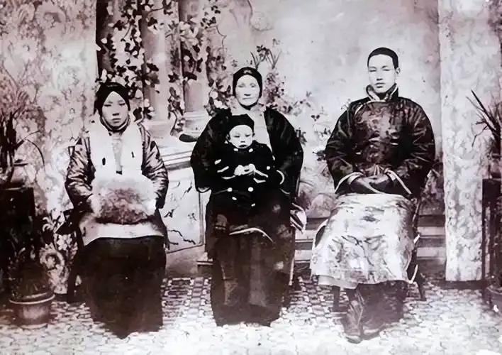 1901年冬，14岁的蒋介石和19岁的毛福梅拜堂成亲，主婚人刚喊完“送入洞房”，