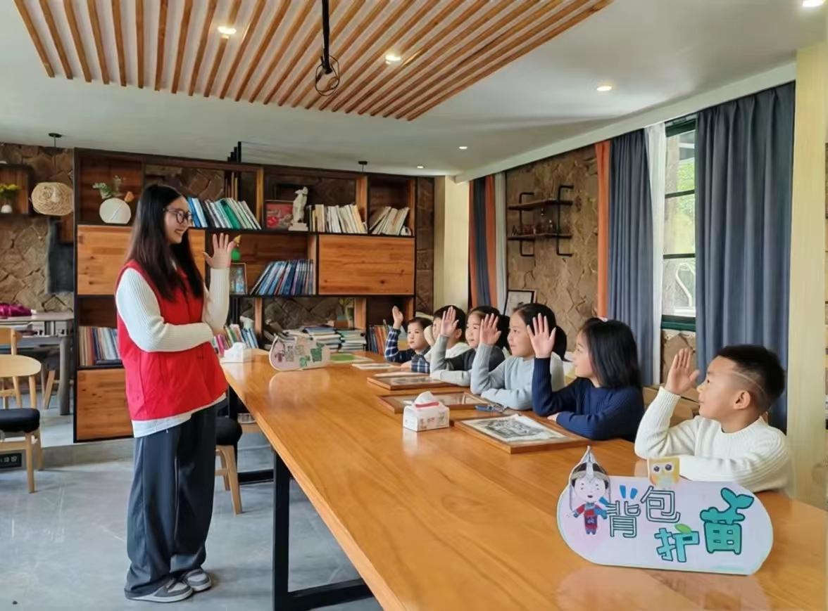 畲乡‘背包客’暖心行动：用背包装满关爱，温暖山区留守老人