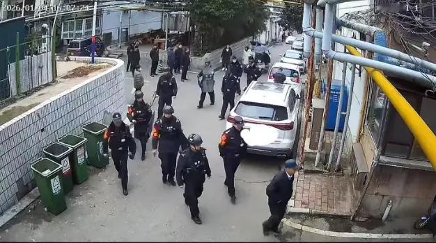 他家制毒！七旬老人一句话，缉毒特警全副武装冲进单元楼，结果搜完所有人都傻眼了