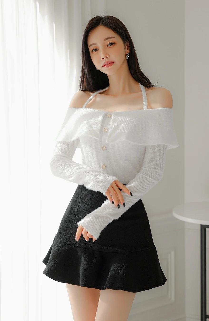 孙允珠这白衬衫配黑色短裙的搭配，简直是优雅气质的代名词！白色衬衫干净纯粹，领口的