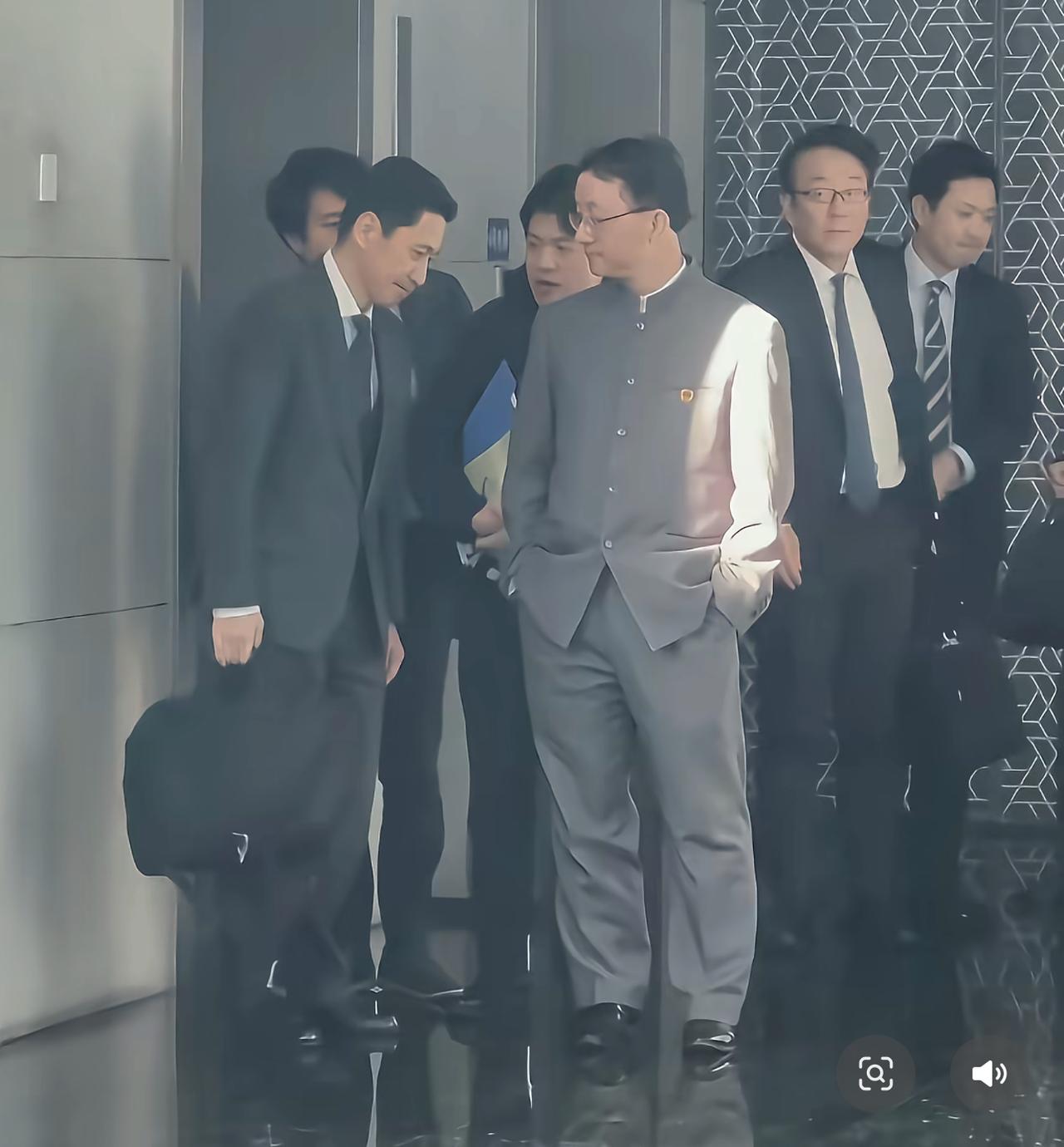 这幅照片近日在网络传开，图片中手提黑色背包，身着西装，耷拉着脑袋的这位是日本外务