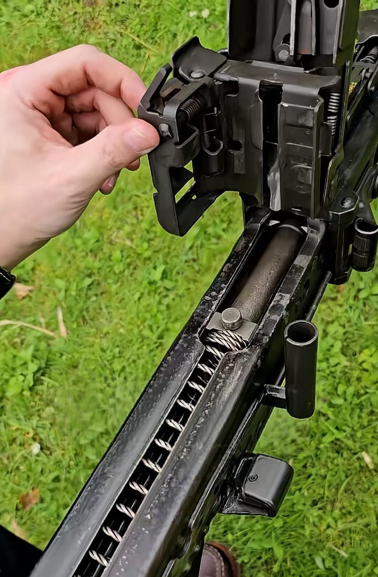 照片为德国造MG43通用机枪机匣盖打开状态，可以清晰地看到它的内部情况。它拥有独