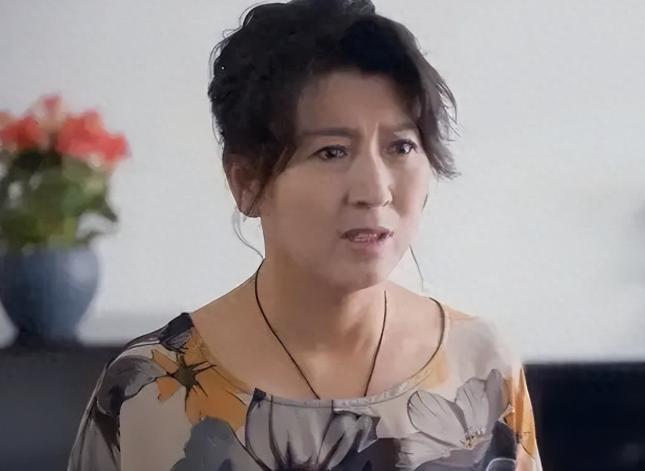 过气明星有多惨：农村走穴，穷到只剩100万，摆摊还债，体面呢？2024年夏