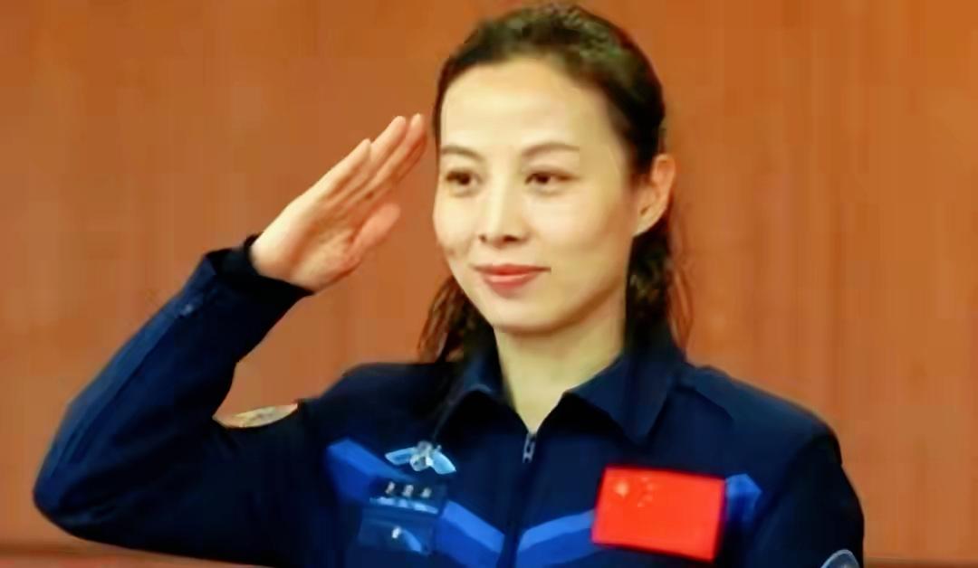 牺牲太大！王亚平曾谈太空之旅的辛酸，落地后身体弱的连路都走不了！20