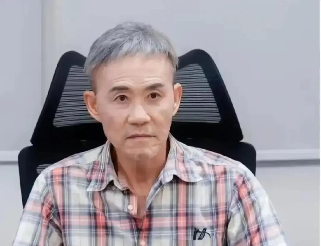 她晒的不是孤独，是结界。你们盯着田朴珺那句“一个人也要走到底”，揣测婚姻亮红灯