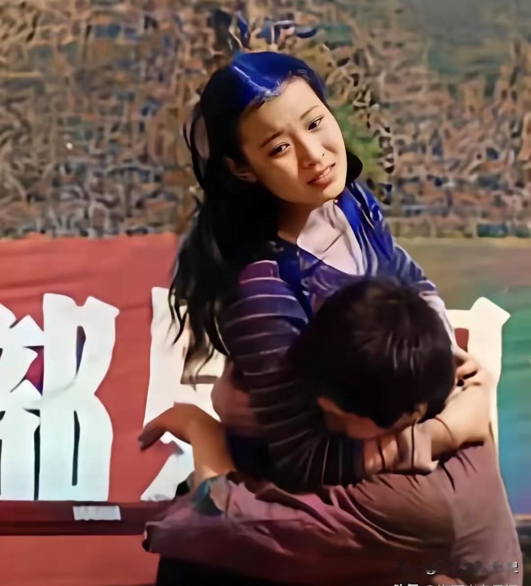 这是老山前线最让人动容的拥抱。1985年，在八里河东山，作战前夕，从未体验过爱