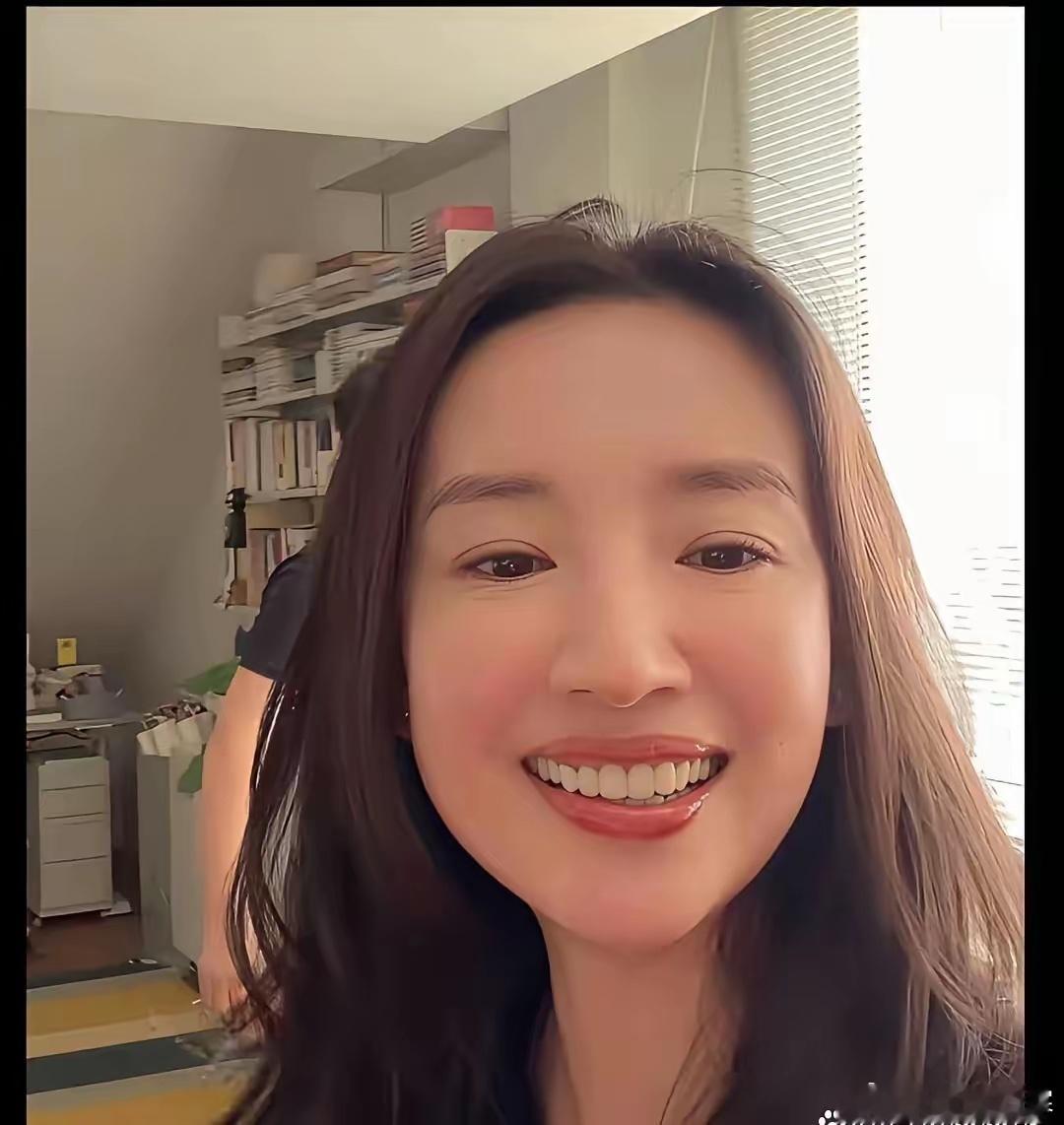 董洁第二场直播带货，卖了3000万，没喊一句家人们。她安安静静地，把最难搞的高净