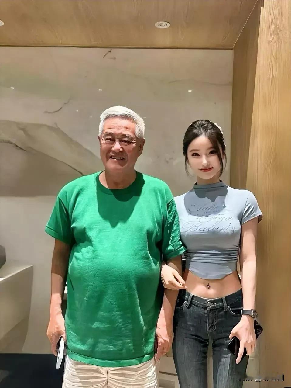 67岁赵本山和美女合影，笑开花了。照片中，赵本山满头白发，脸上皱纹明显，发福