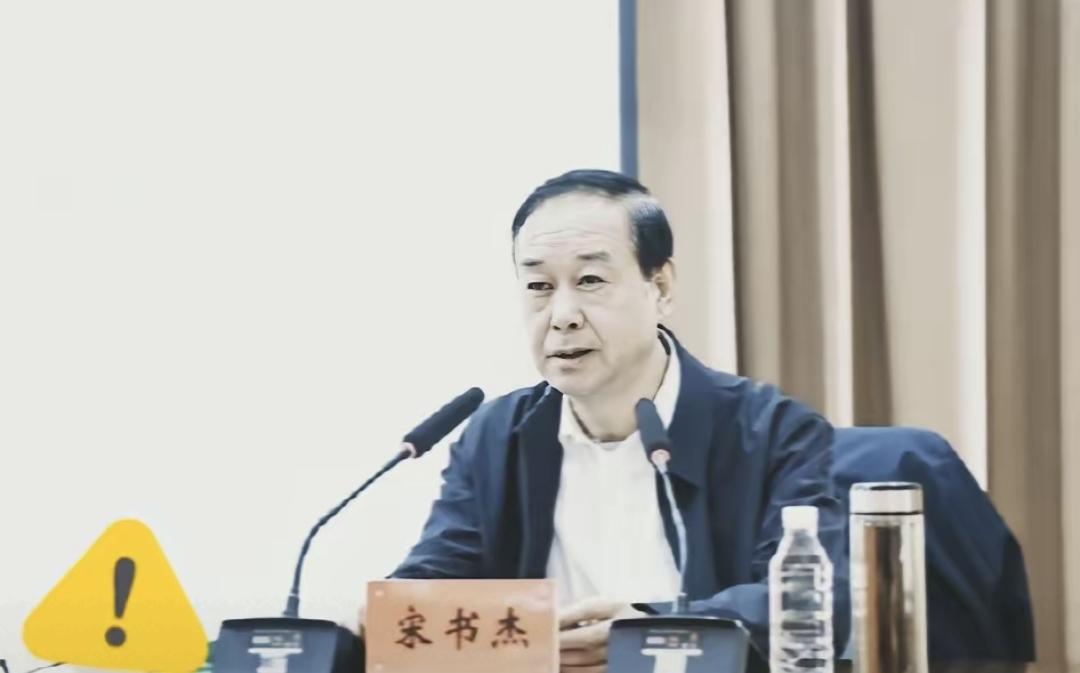 退休刚满半年，就被查了。官方通报只说“涉嫌严重违纪违法”，没提具体事由，也没说