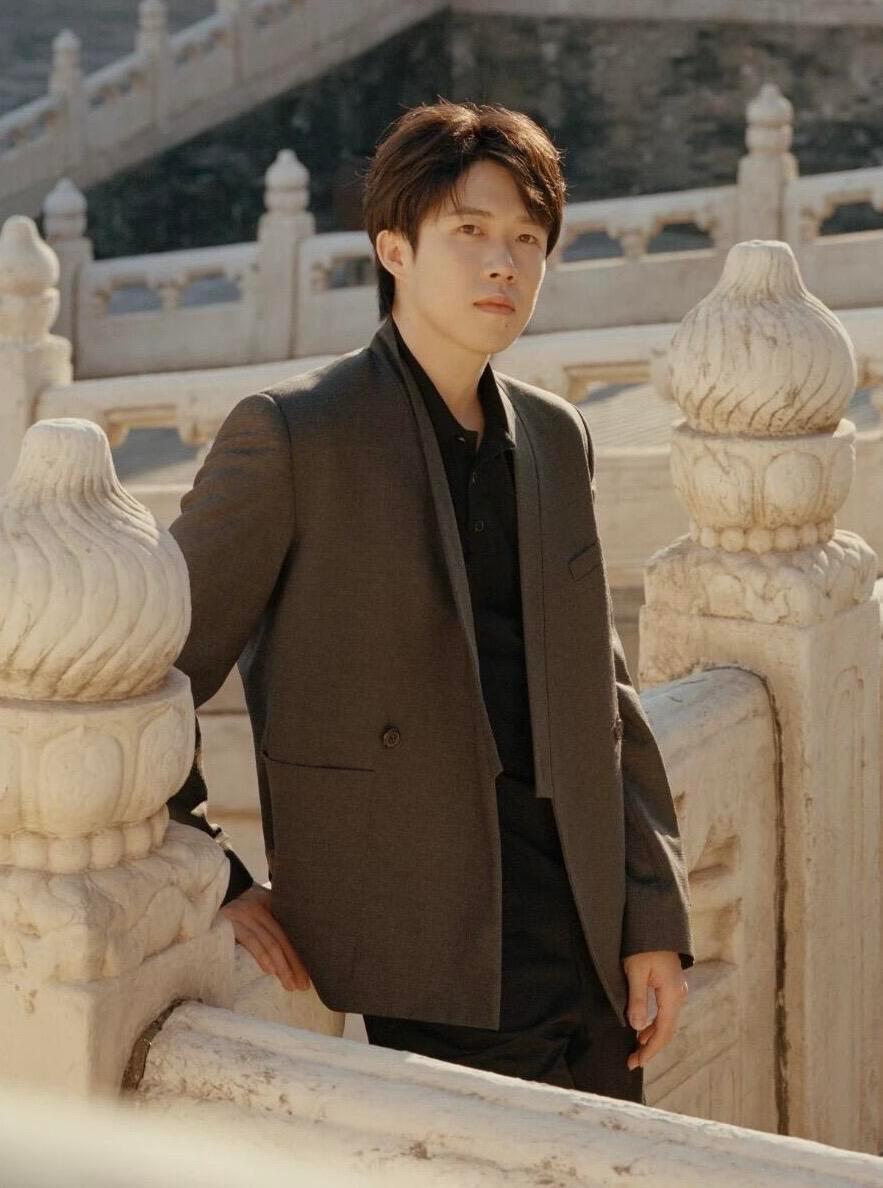 王楚钦拍时尚大片都一股体制内风情​​​