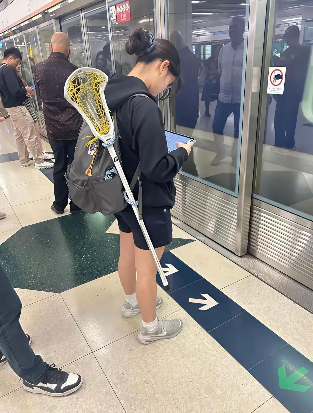 地铁上看到这女孩背的什么工具？有认识的吗？