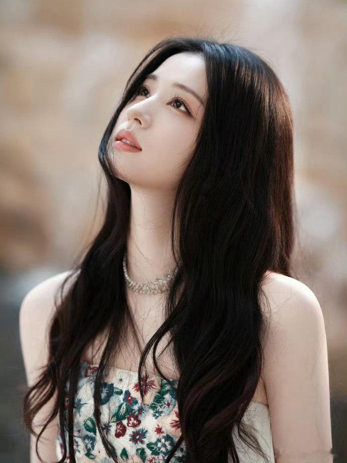 王楚然乱花渐欲迷我眼王楚然与花共赴浪漫，“乱花渐欲迷我眼”的甜蜜蔓延！满屏娇