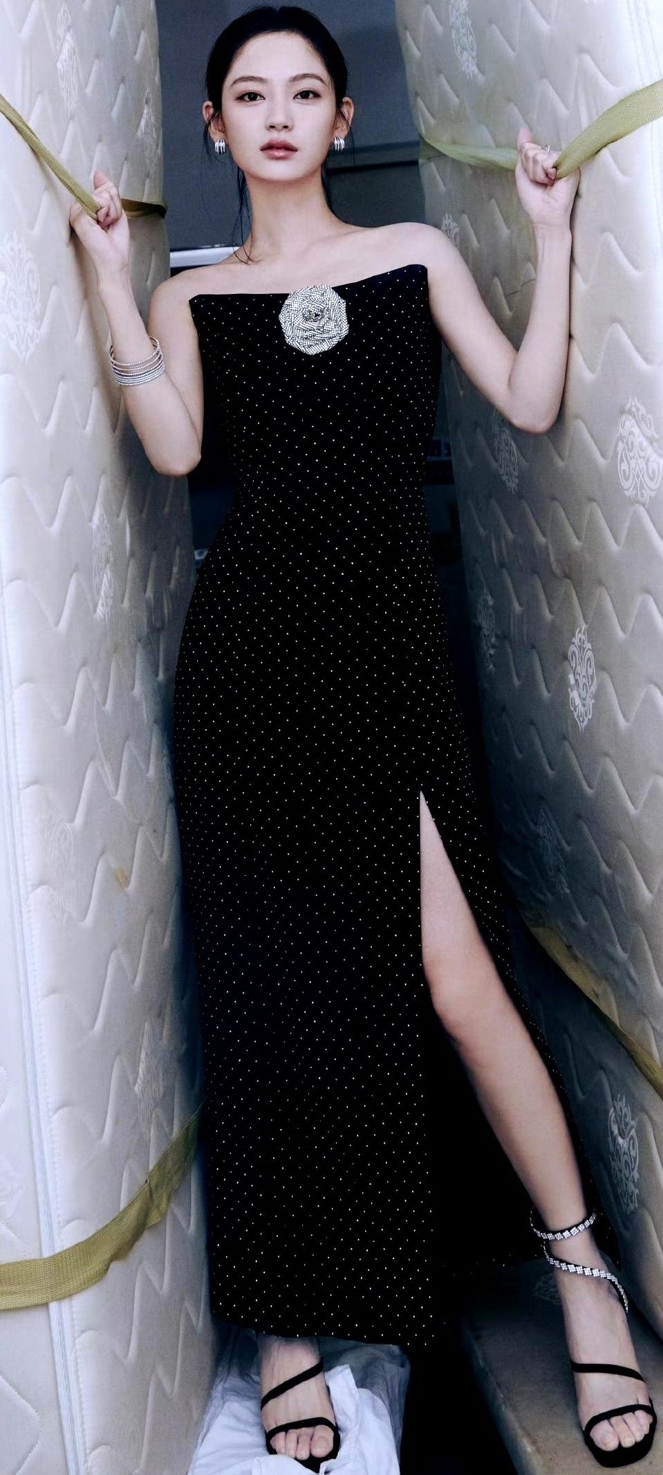 陈雨锶，优雅黑裙，闪耀细节，尽显时尚魅力！轻奢时尚黑裙陈雨锶明星穿搭好身材