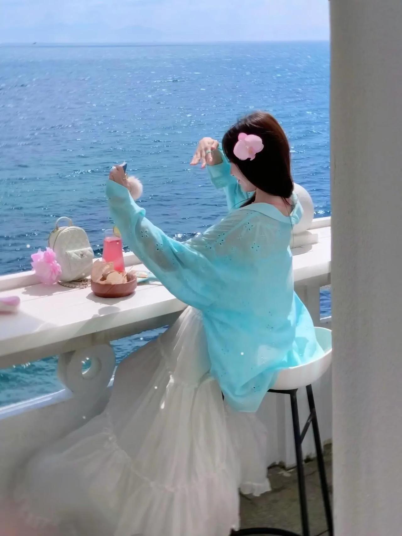 海边度假风粉色花饰清新蓝衣悠闲时光碧海潮生处美人倚栏杆度假小仙女穿搭
