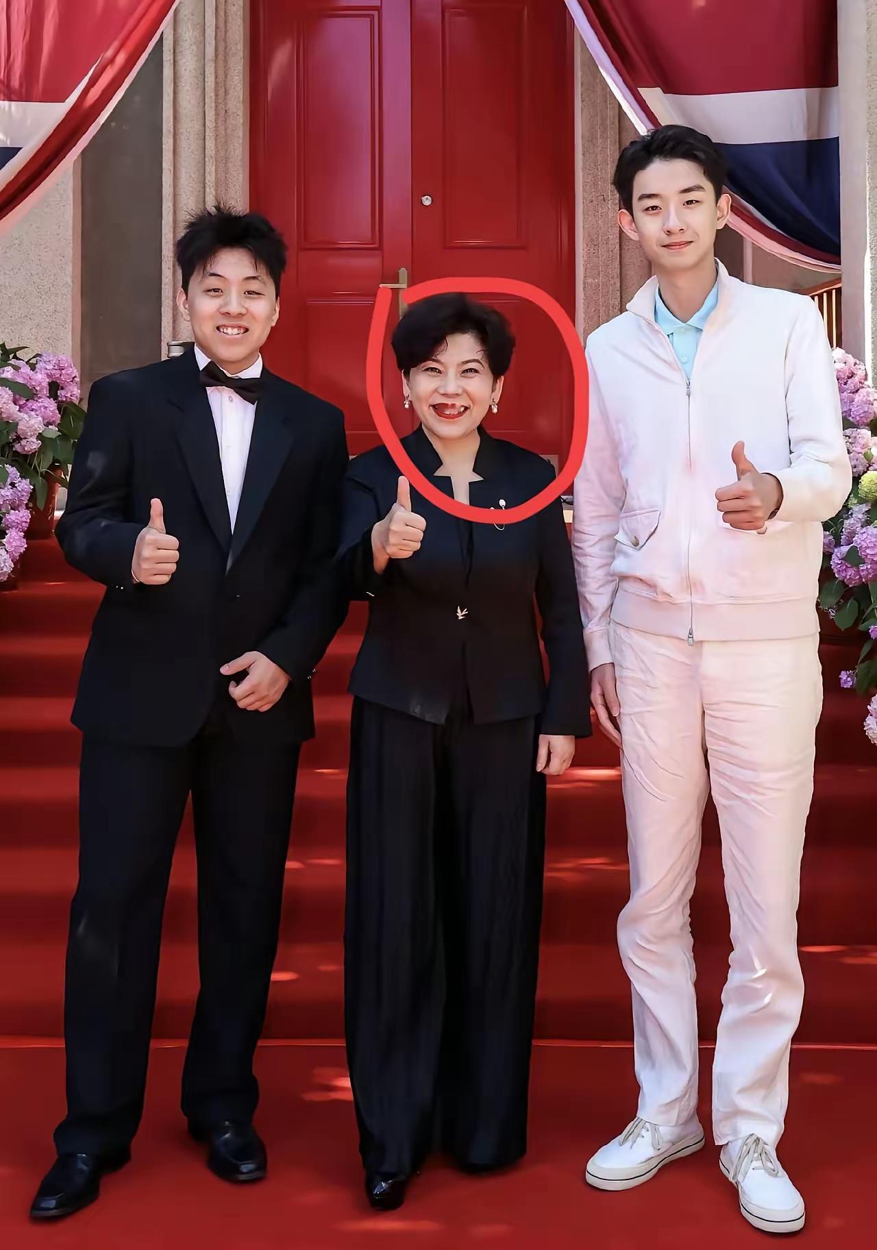 C位的女士也是很出名的世界风云人物，你想起她是谁了吗？
