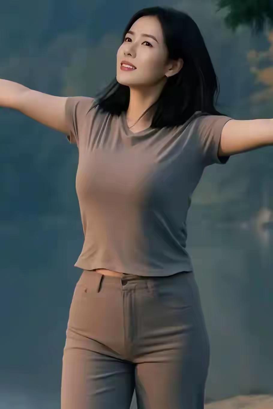 自由自在地拥抱自然，真的能让我们捕捉到生活里的美好瞬间。就像“荷塘月色”才女，她