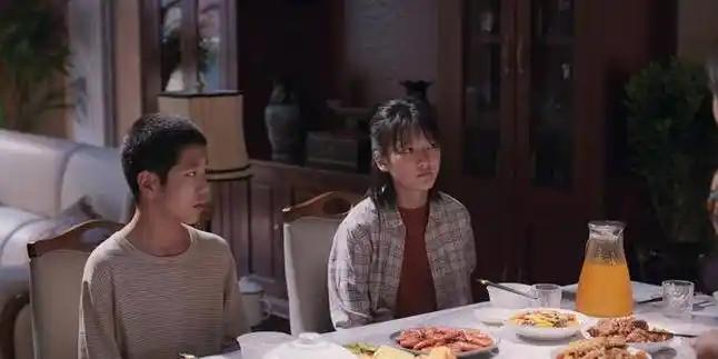 还以为她突然懂事了呢，没想到是使的离间计。《隐身的名字》里，任美艳带着一双儿