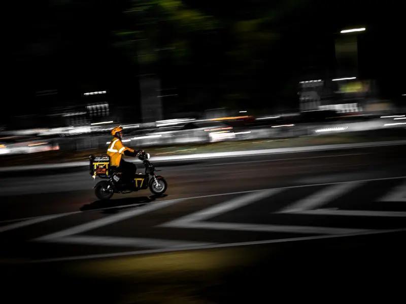 外卖骑手的电动车该不该限速今日邂逅一位外卖小哥，与之交谈片刻。听他讲：“跑外卖