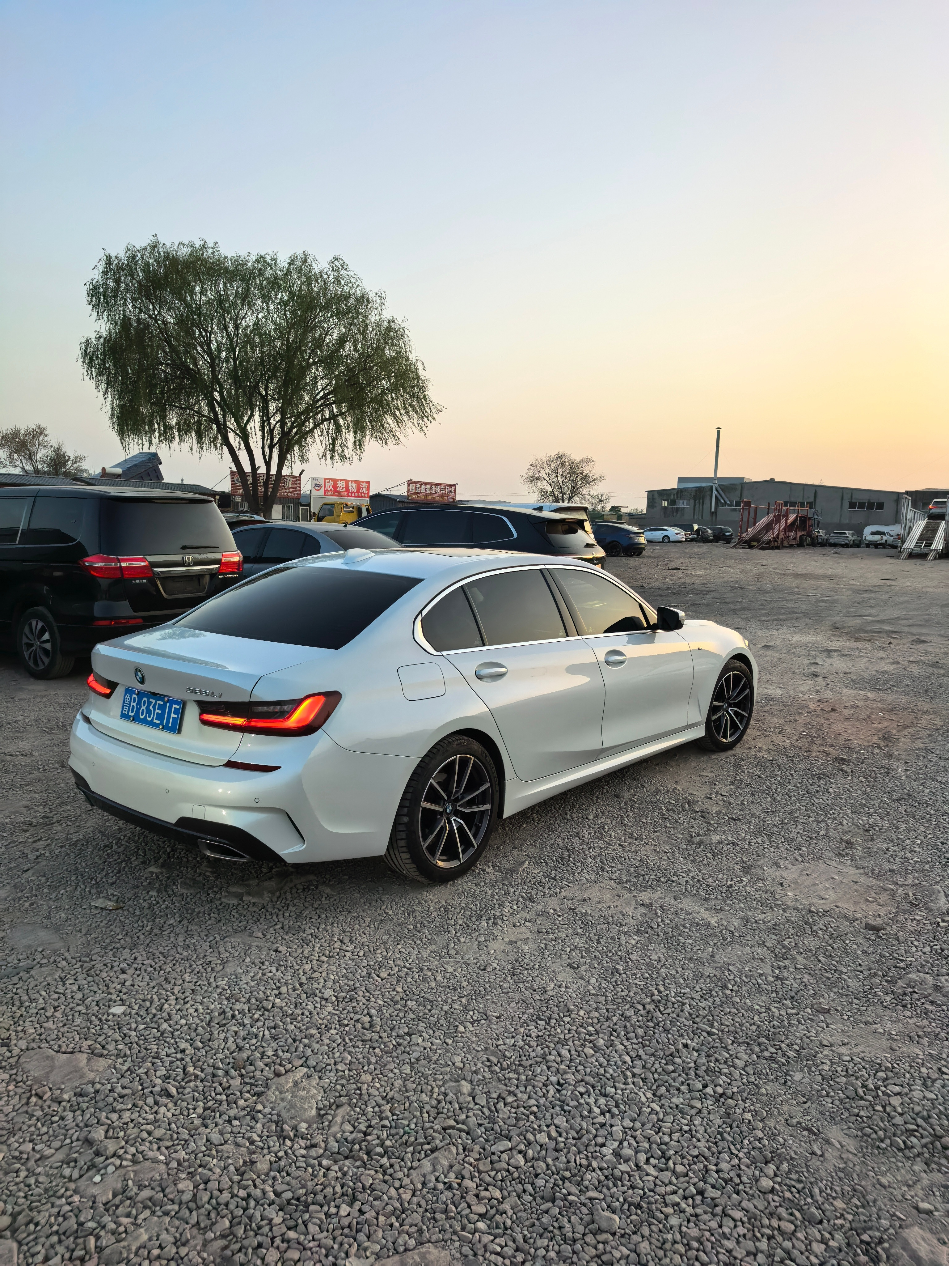 网上打着口号降价30万，去4S店一看，真不是这么回事。宝马基本上都是经销商，每家