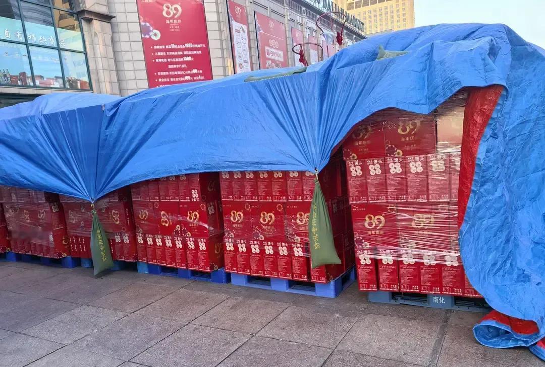 大连商场72周年庆把大馒头做成礼盒，9块9十二个，我凌晨五点去排队，前面大爷说他