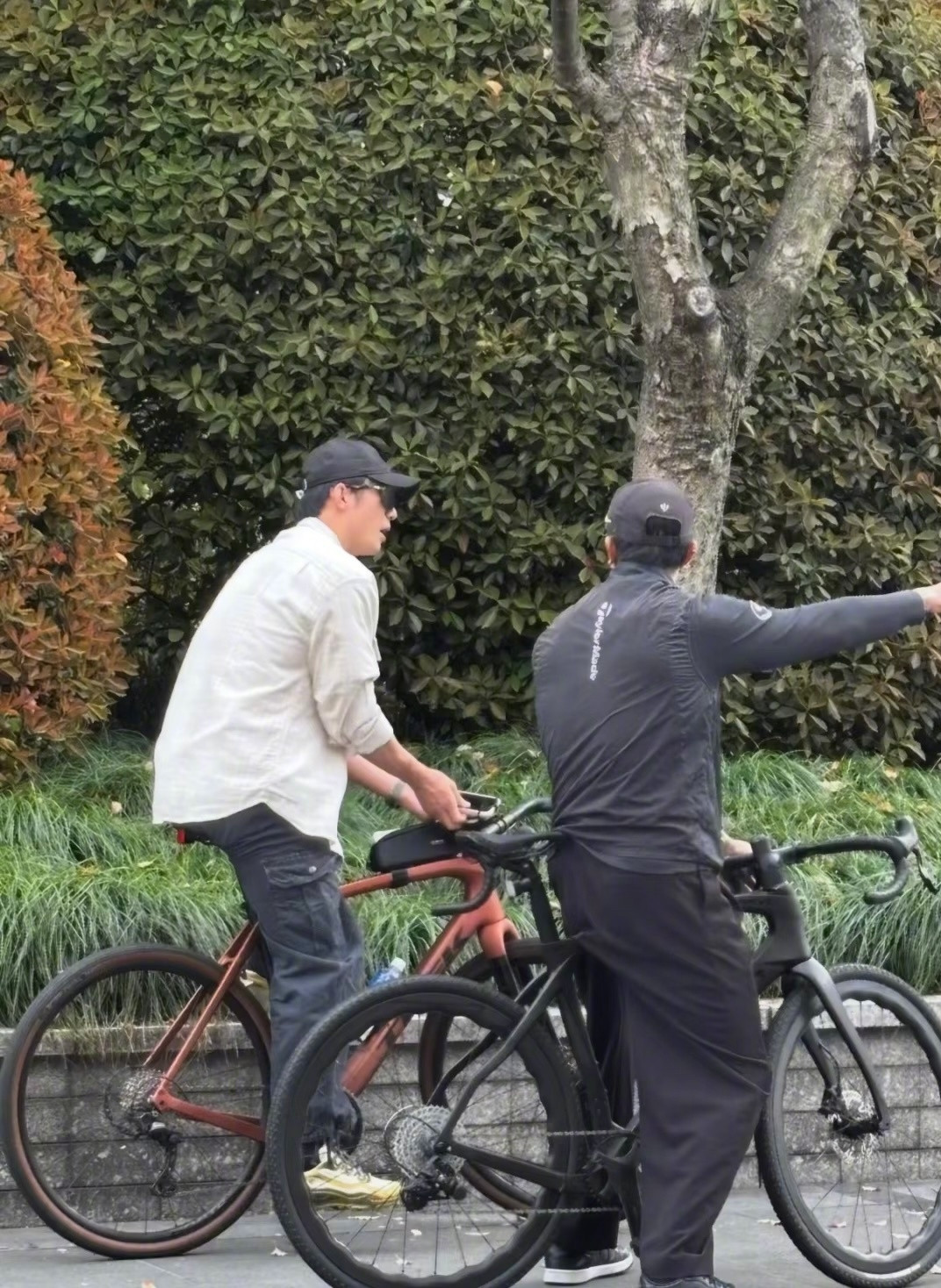 偶遇黄景瑜街头骑车有网友偶遇黄景瑜街头骑车，好潇洒的哥。