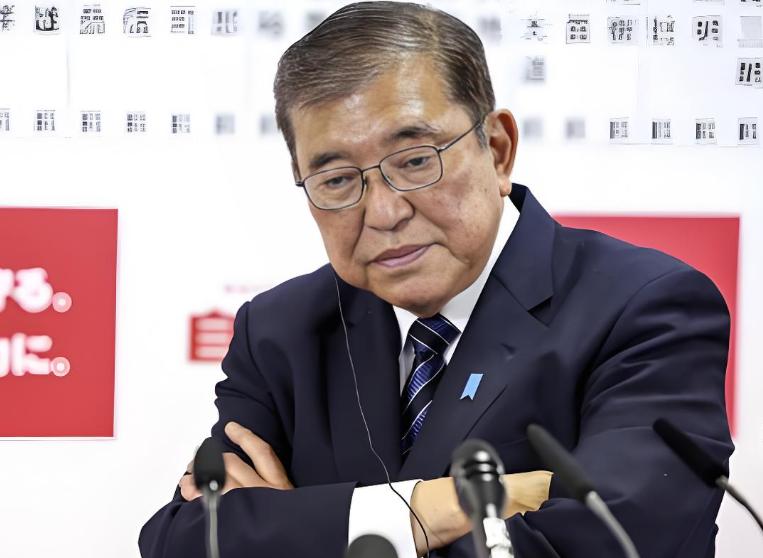 石破茂，现在整个人都麻了！他本想把首相这个烂摊子甩给高市早苗，结果发现这个女人太