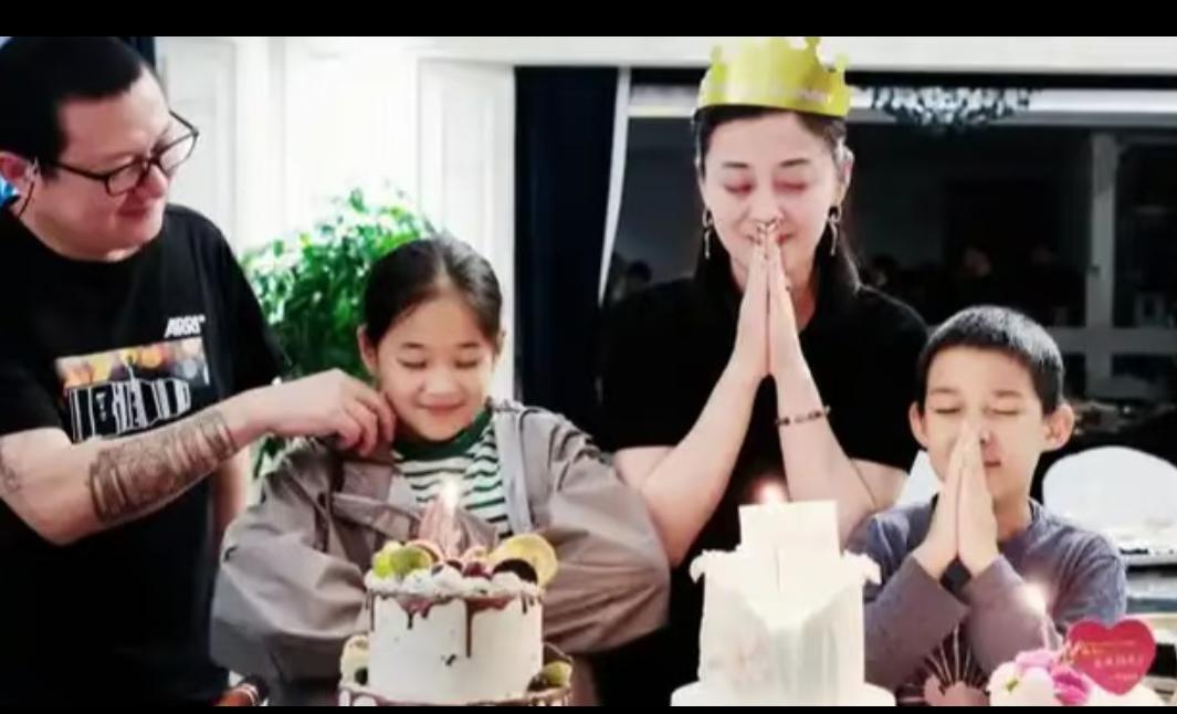 梅婷一家四口的颜值还挺高，而且都很优秀！女儿曾慕梅遗传了母亲梅婷的高颜值和演技，