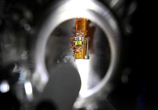 有时候你真的得佩服咱们的工程师，脑子里到底装了些什么。一张比头发丝还细二十万倍