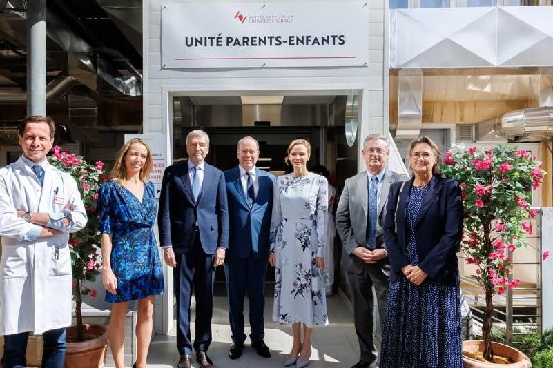 近期夏琳王妃花裙现身的活动之二🤩这是赴格蕾丝王妃医院亲子病房揭幕，依然