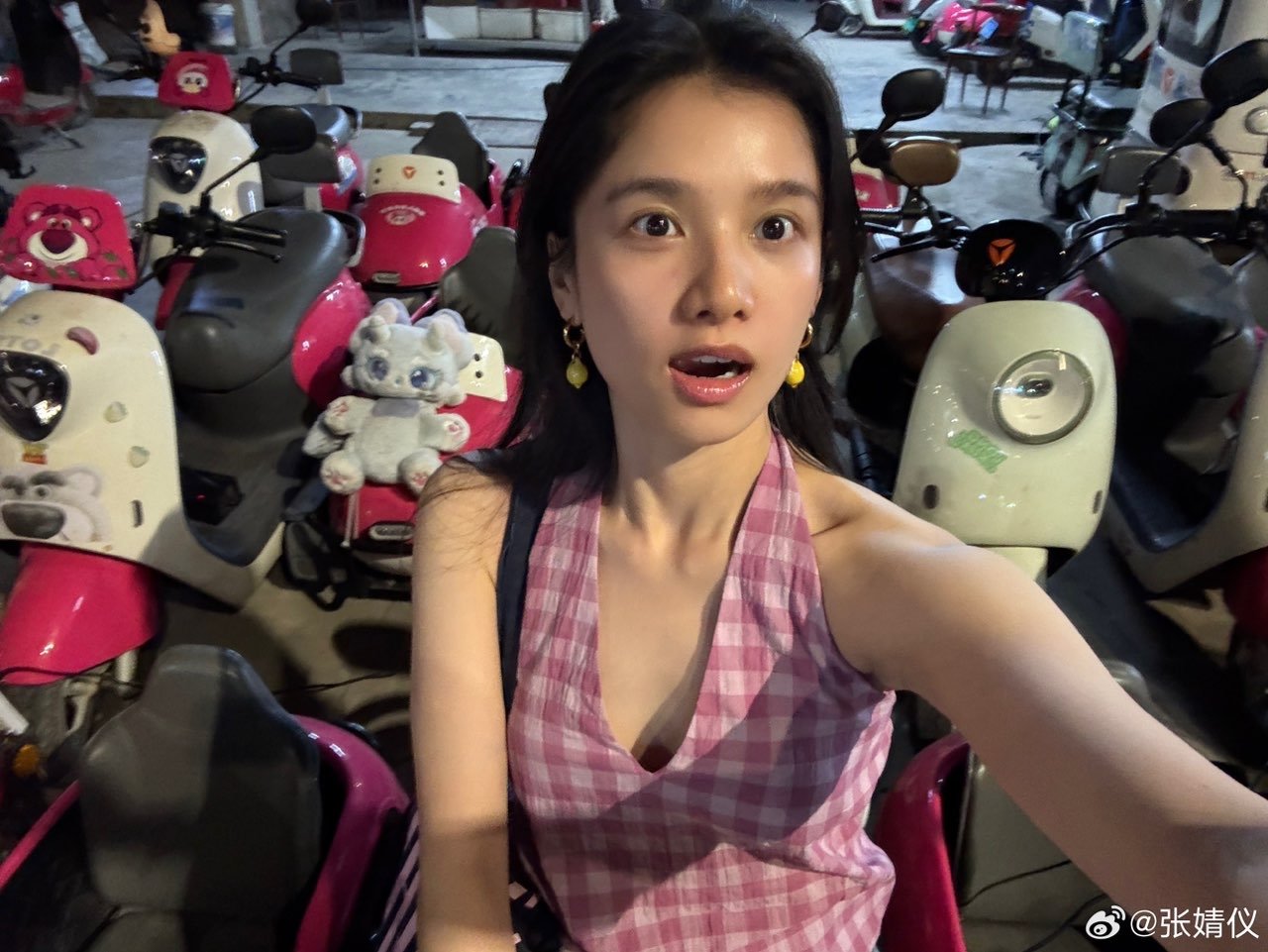 张婧仪骑电动车张婧仪草莓熊电动车这个张婧仪怎么这么可爱啊～草莓熊电动车和可爱女宝