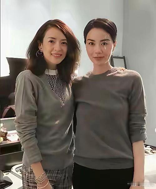 王菲和章子怡罕见同框！两位实力派女神同步亮相出镜，气质截然不同，各有千秋。一个清冷松驰，一个大气凌厉