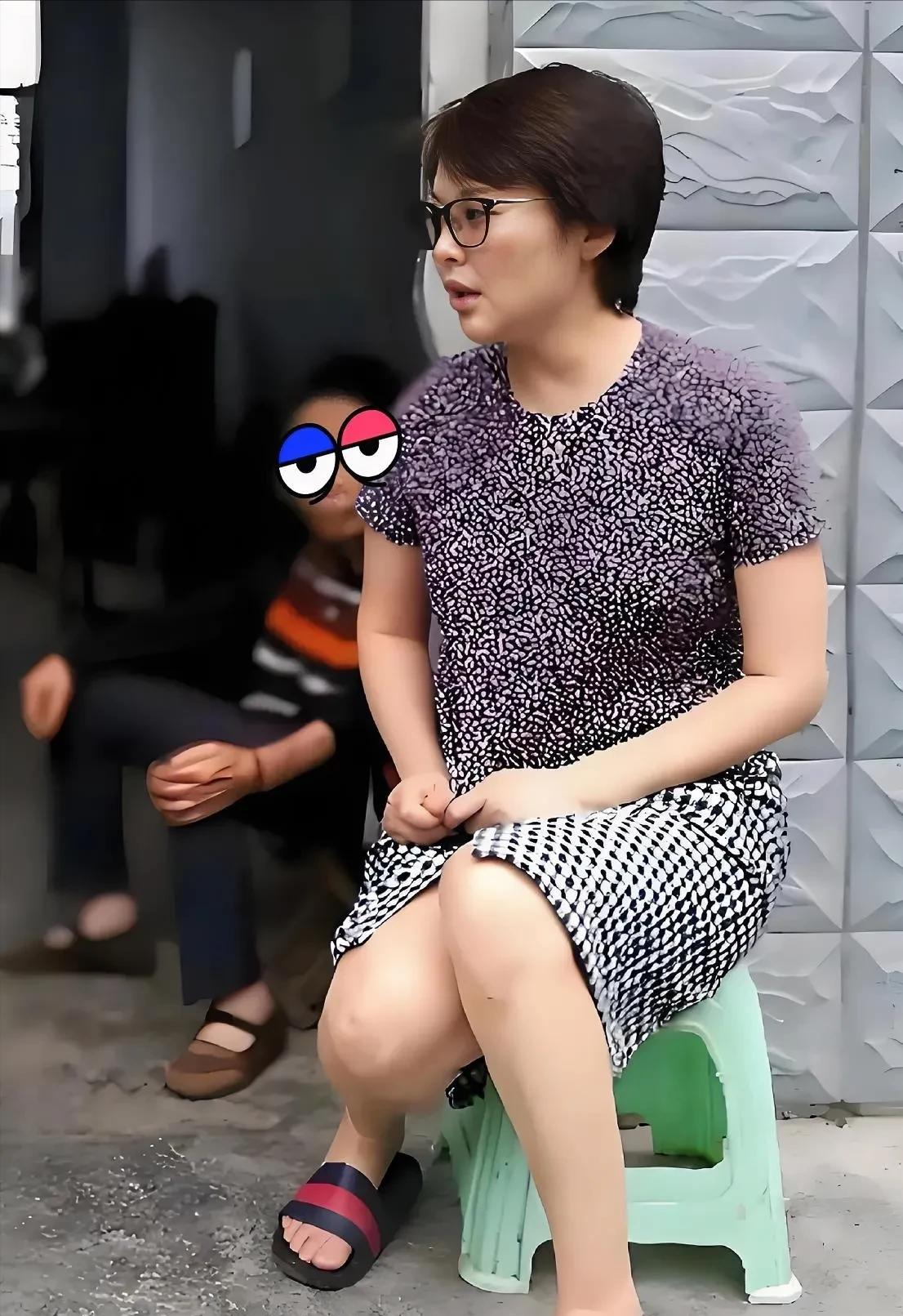 知名演员袁立回农村老家不顾“形象”！一身“睡裙+拖鞋”的穿搭活得好接地气，仿若卸