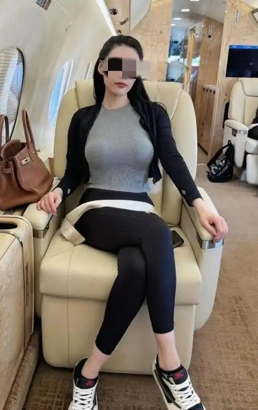 只因身材太惹眼，坐飞机都要被勒令遮身子？26岁巴西女孩卡罗尔最近遇上的这件糟心