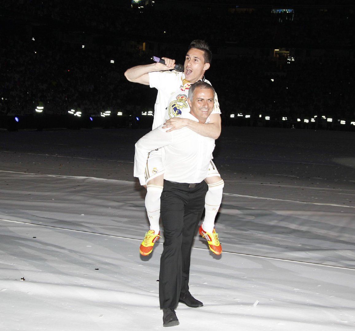 穆里尼奥重返伯纳乌。多年过去了，伯纳乌经历了重新修建，狂人也变苍老了欧冠联赛