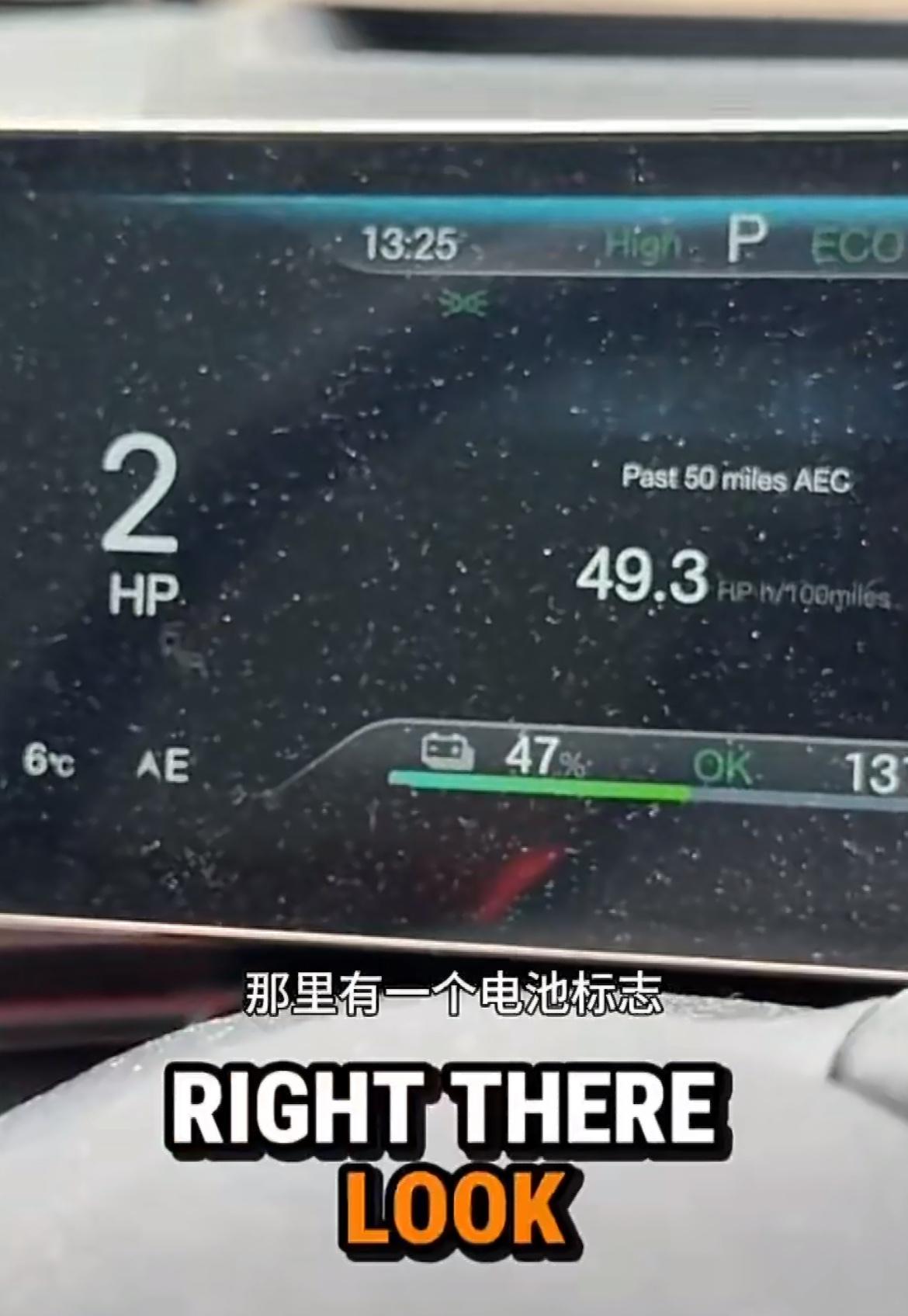 外国小哥坐在中国制造的电动车里面，被环保主义大妈指责“污染环境”她说她盯了1