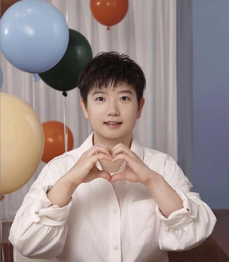 楚钦不可逆转地在长大，肉眼可见，肩膀更宽了，也更厚实了！但是莎莎一直是这样的