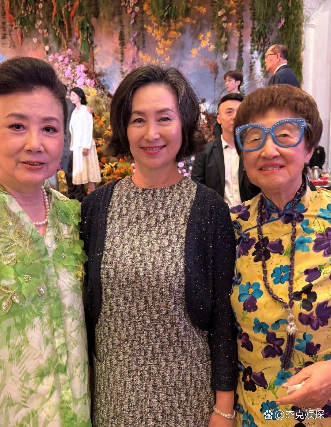 何超琼出席弟弟何猷君的婚礼答谢宴，她穿着一条小短裙，留着一头短发，身材丰腴，状态看起来超好。即使有了