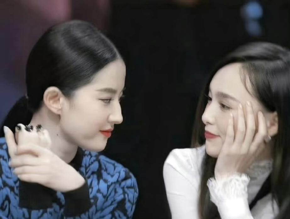 唐嫣和刘亦菲都是美人胚子，两人还是聊到一块去的宝藏闺蜜。唐嫣说：我们第一次见面