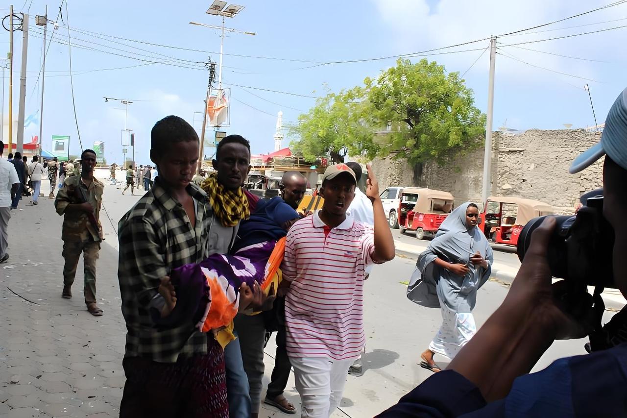 索马里兰独立恐怕要成了。美国的非洲副司令以及副大使，到访了索马里兰，与领导人