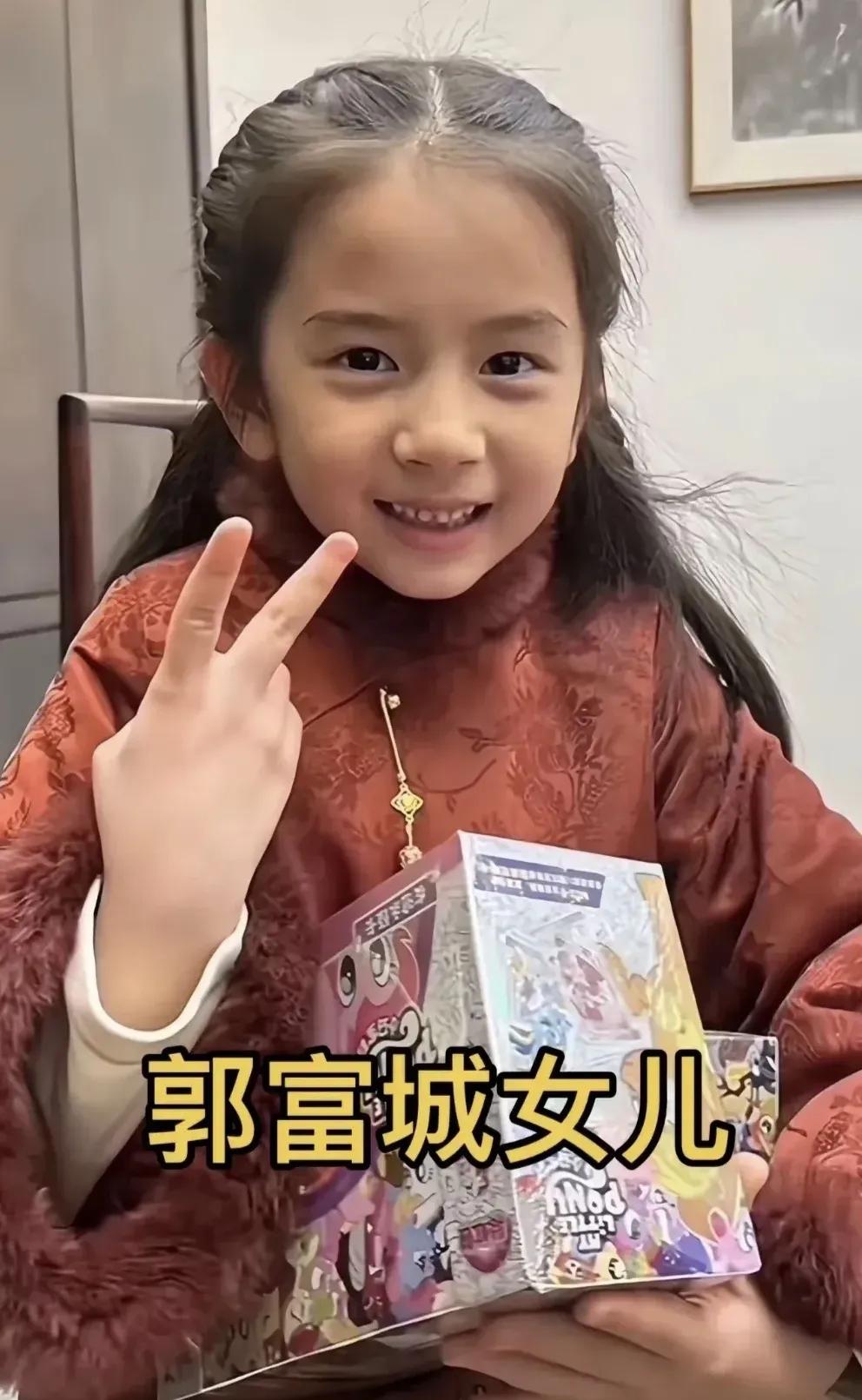 郭富城女儿正面照曝光!那小模样跟妈妈超像,漂亮得很！郭富城的女儿是真的漂亮