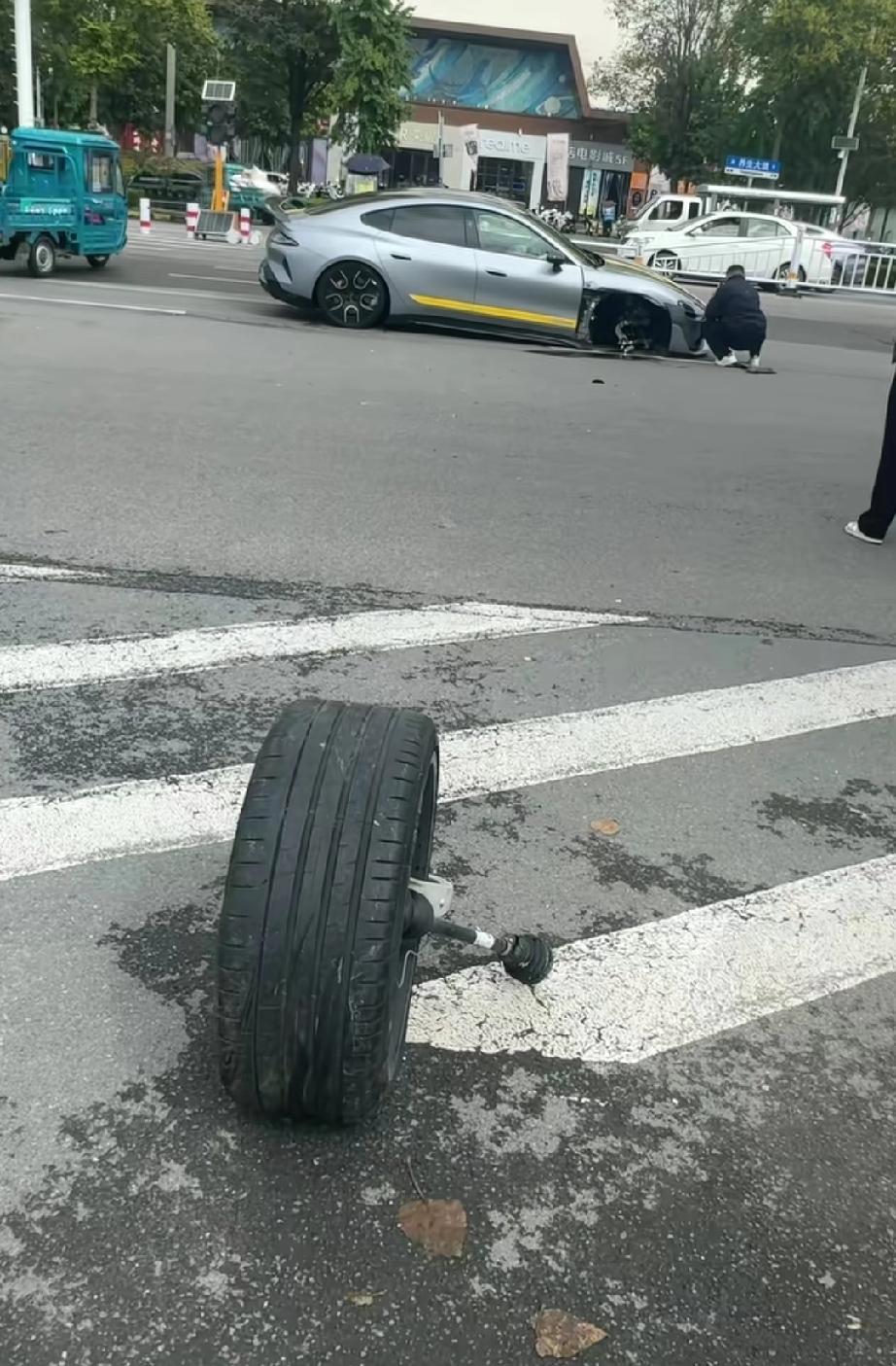 安徽亳州，某米ultra电车的车轱辘都不知道跑哪里去了？视频发布者称:车身看不