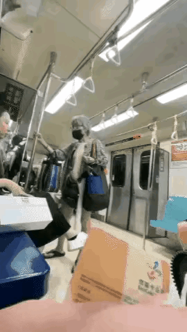 刷到这视频据说这是在台湾地铁上，老太太怀疑对方不是女的，结果被证实。