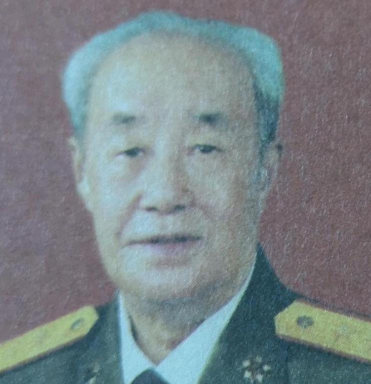1961年，原沈阳军区司令邓华上将前往川西高原视察，路遇驻军第130师。师长董占