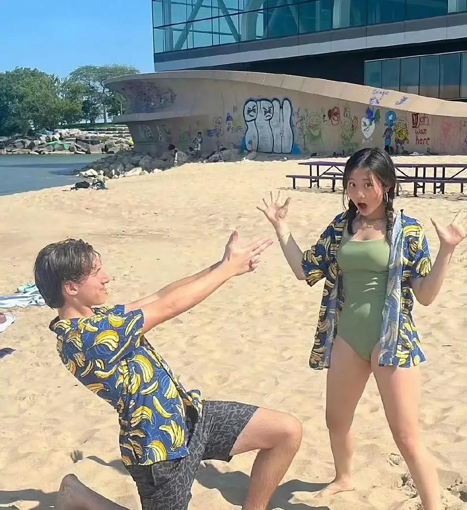 黄磊的女儿多多真的是优秀。近日黄磊的女儿多多也是和母亲孙莉外出逛街，身上的服