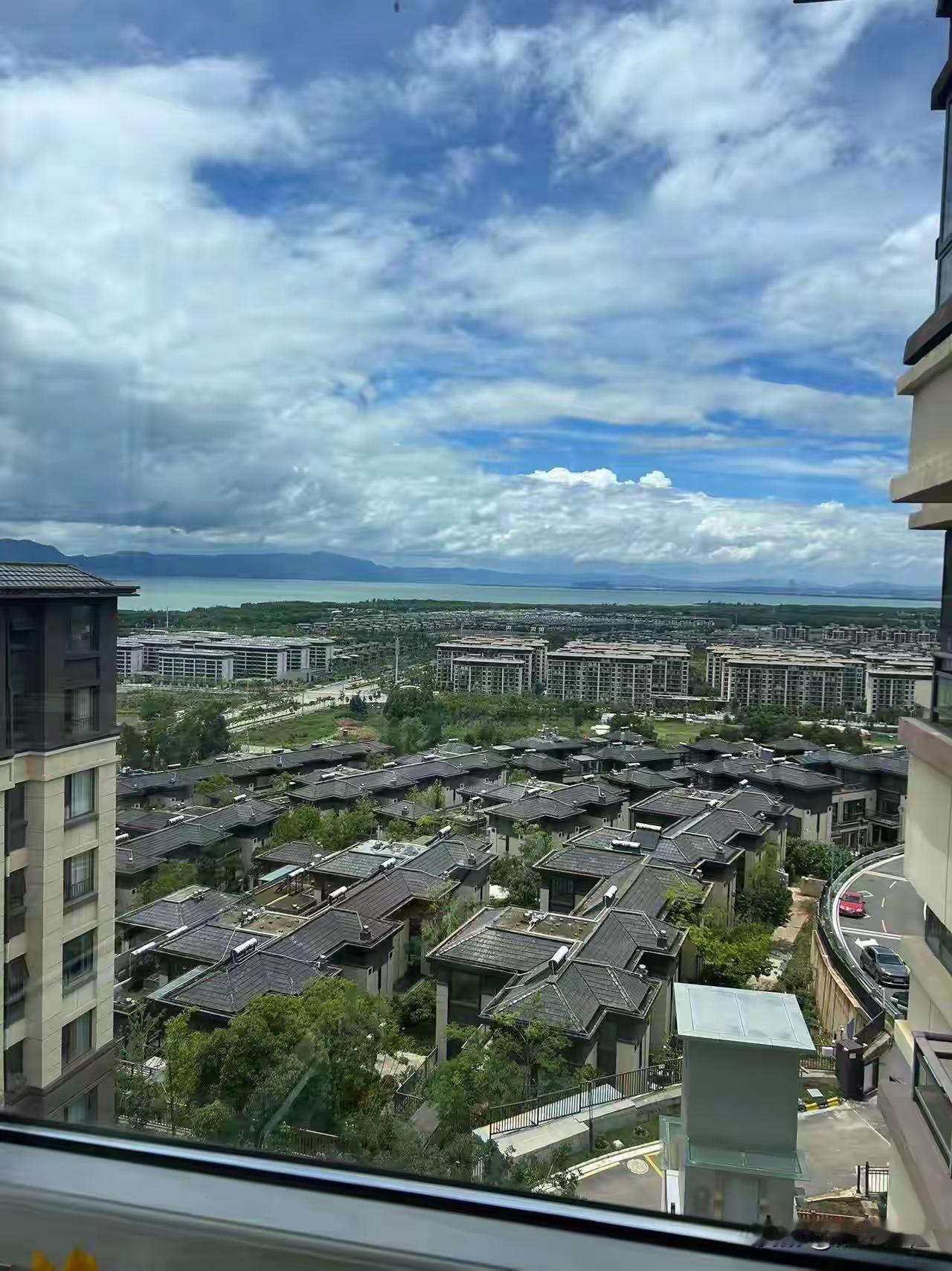 这是昆明的哪里？看起来环境不错，风景视野相当的好。