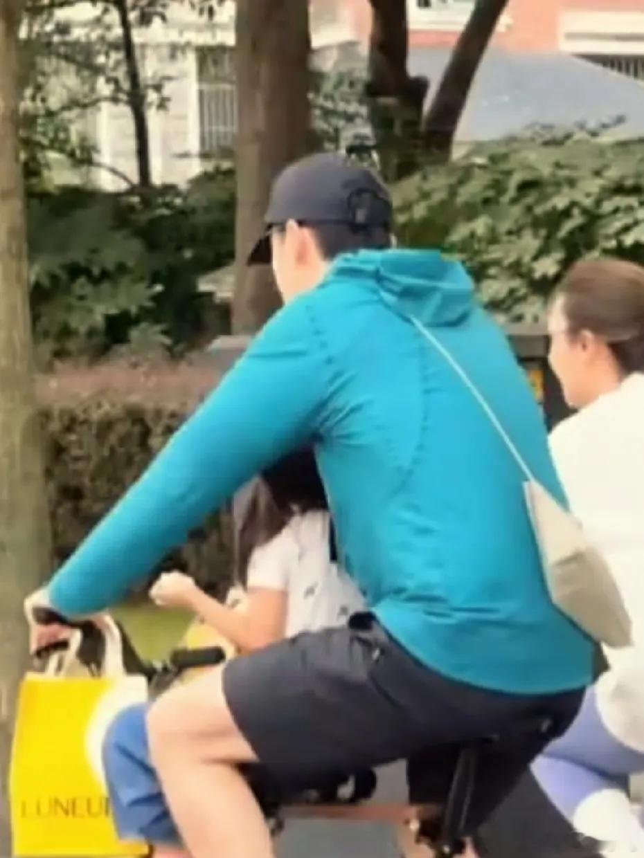 网友偶遇胡歌和妻子在上海街头骑自行车，胡歌怀里载着女儿小茉莉。小姑娘已经3岁多，名字温柔好听。太太黄