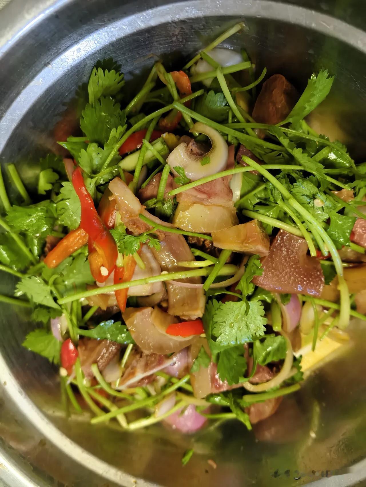 昨天晚上，忽然想喝点啤酒。猪头肉上面的猪拱嘴趁热吃挺不错，又筋道又软糯，配点红椒