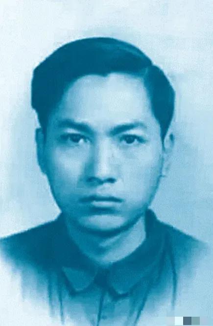 1982年夏天，北京机电研究院的宿舍里，一位普通教师被同事发现身亡，在他死后，同