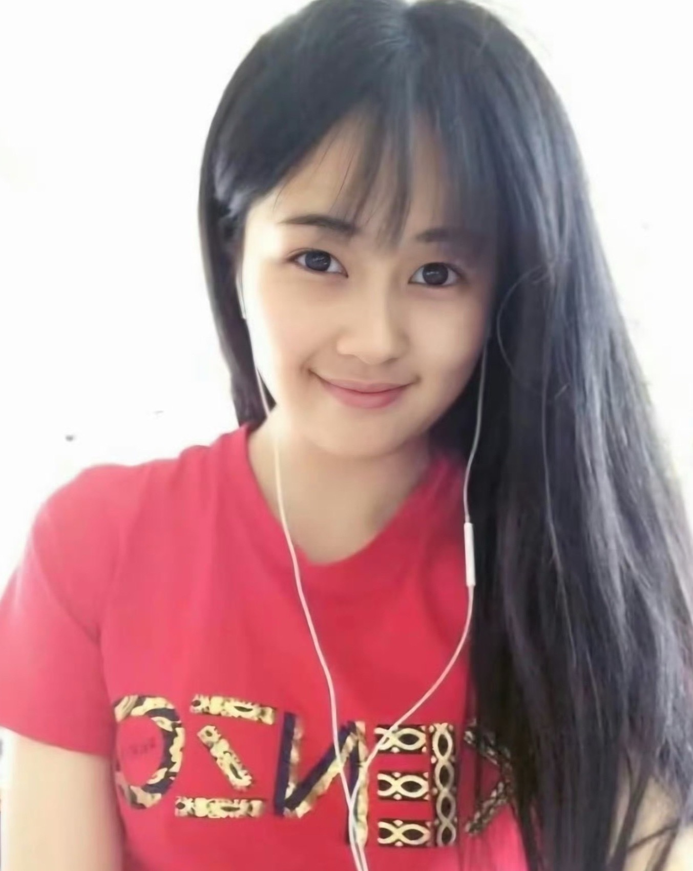 这是中学时期的白鹿，好青涩的小姑娘！
