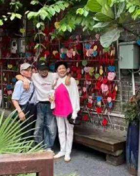 6月6日，蔡少芬张晋同框照曝光，二人陪爸妈在珠海北山大院游玩。蔡少芬帮公婆拍照，